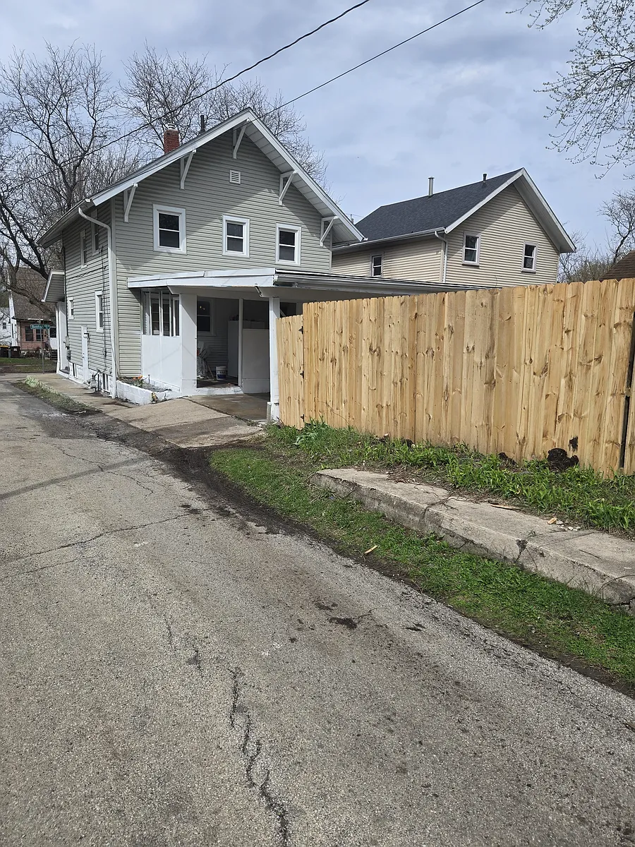 Building Photo - 1313 Benton St