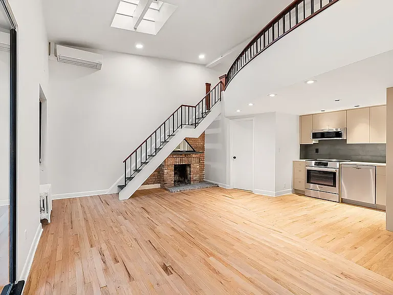 51 E 10th St #9 — Photo 1