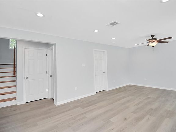 3rd image of 8595 Parkway Dr #A