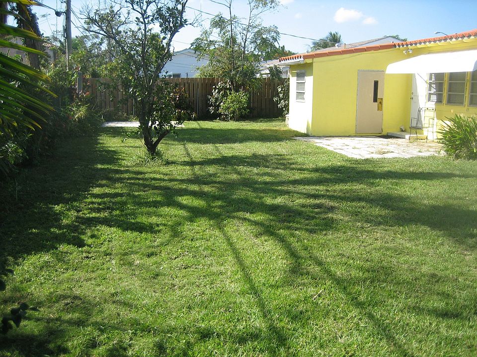 2nd image of 320 Russlyn Dr