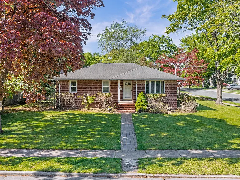 38 Carlson Ct — Photo 1
