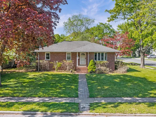 38 Carlson Ct, Closter, NJ 07624