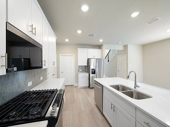 4th image of 612 Lullaby Ln