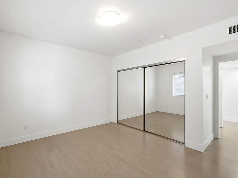 11305 Moorpark St — Photo 42