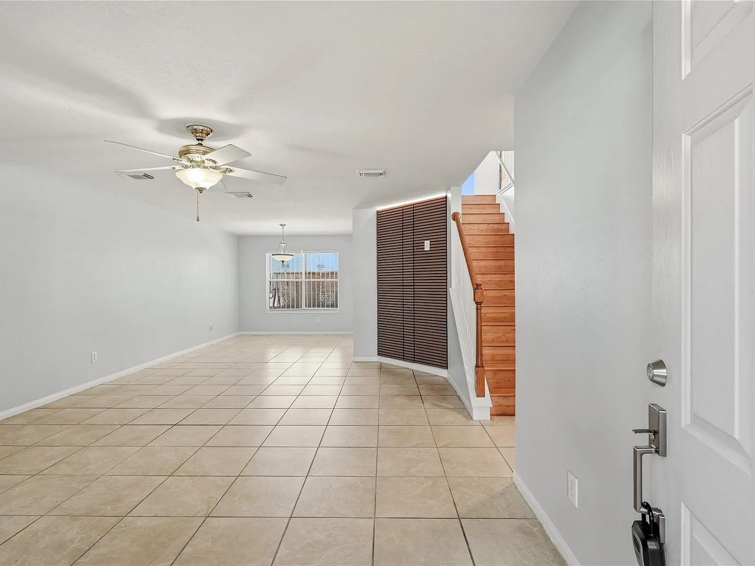 5 bed, 3.0 bath, 2430 sqft, $2,400 — Photo 4