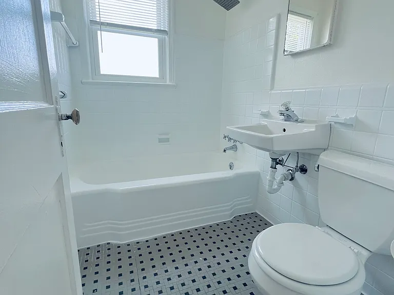 1110 N Kensington St — Photo 5