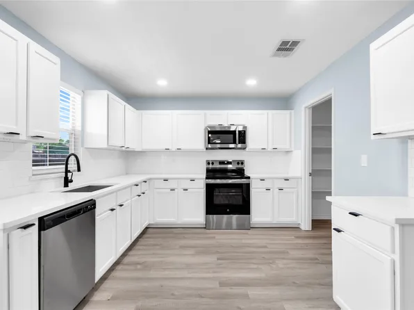 814 Bigfork Dr, Arlington, TX 76001