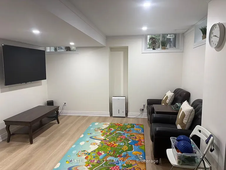 2132 Pinevalley Cres — Photo 9