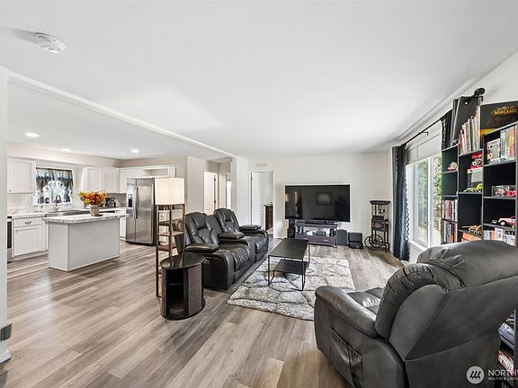 4th image of 1828 197th Avenue SW