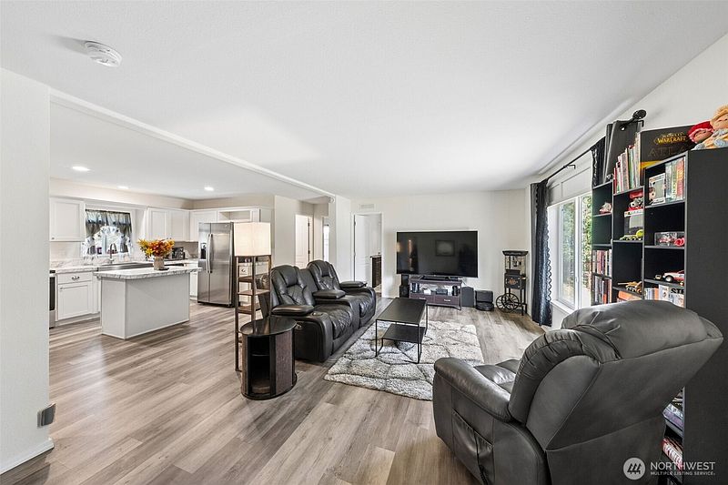 4th image of 1828 197th Avenue SW