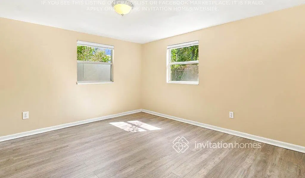 924 Brookwood Dr S Saint Petersburg, FL 33707 — Photo 2