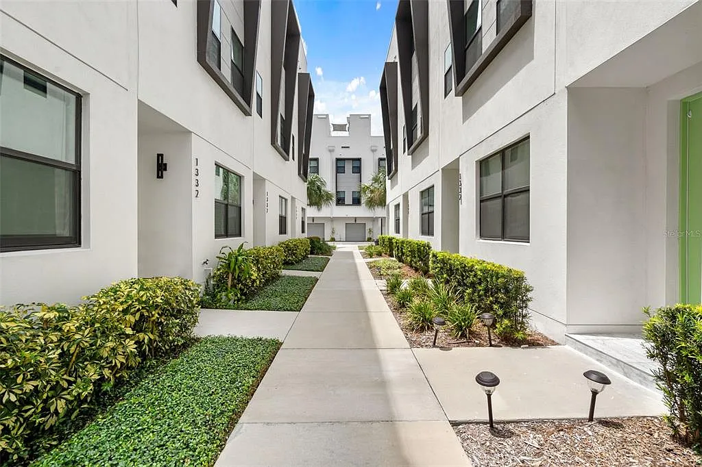 3 bed, 3.5 bath, 2097 sqft, $4,800 — Photo 3