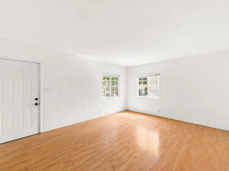 Living room unstaged