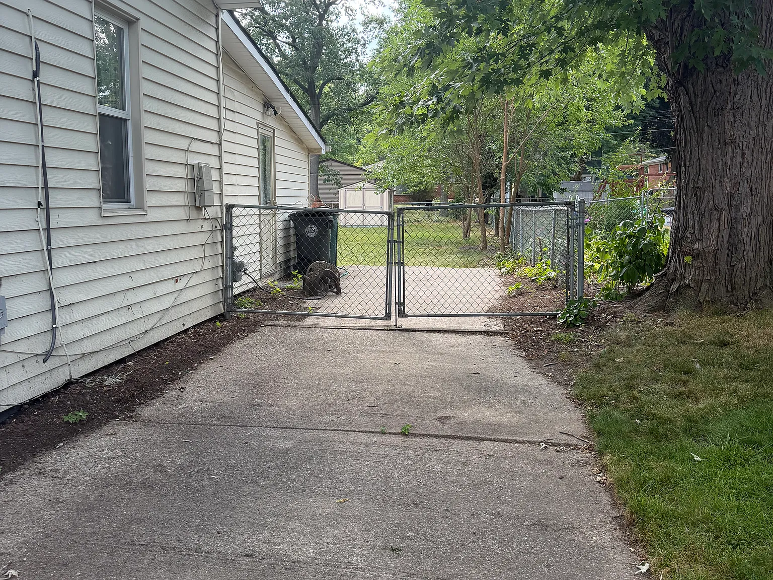 3 bed, 1000 sqft, $1,700 — Photo 3