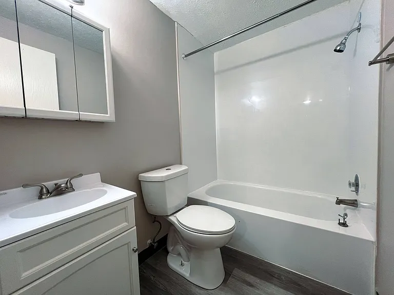 Stoney Creek Apartments — Photo 9