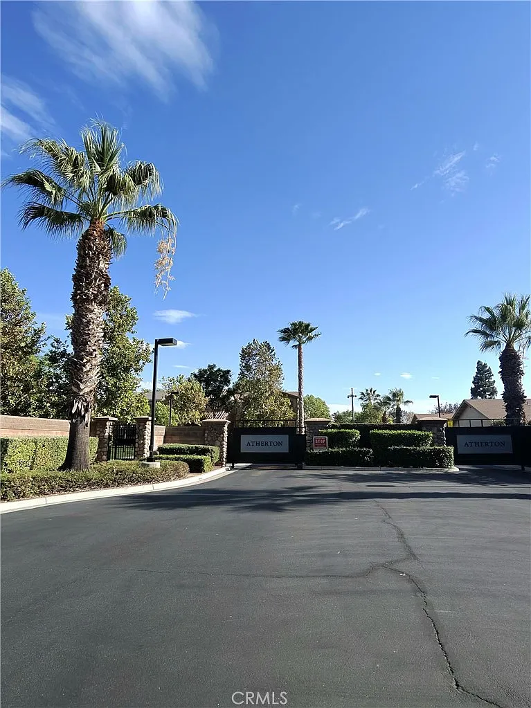 4 bed, 2.5 bath, 2320 sqft, $3,350 — Photo 3