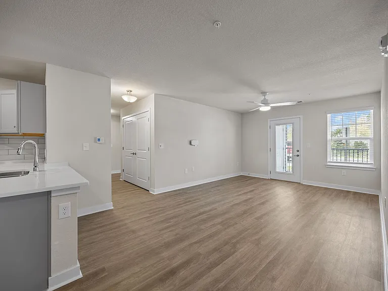 Harbor Village Apartments — Photo 41