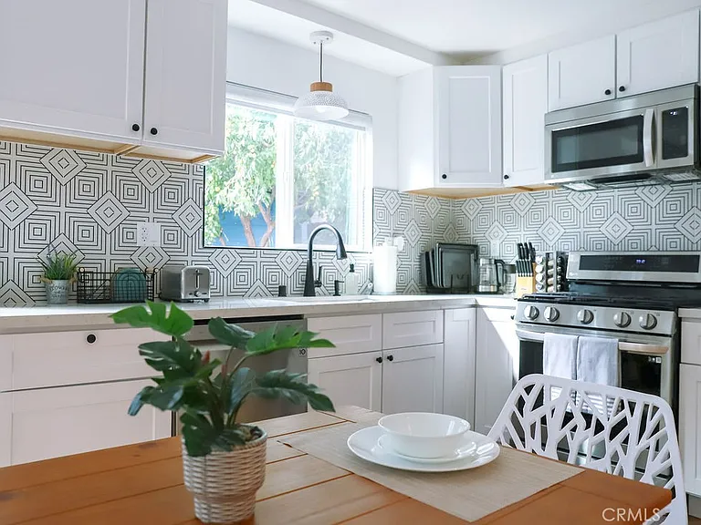 1219 N Alexandria Ave — Photo 18
