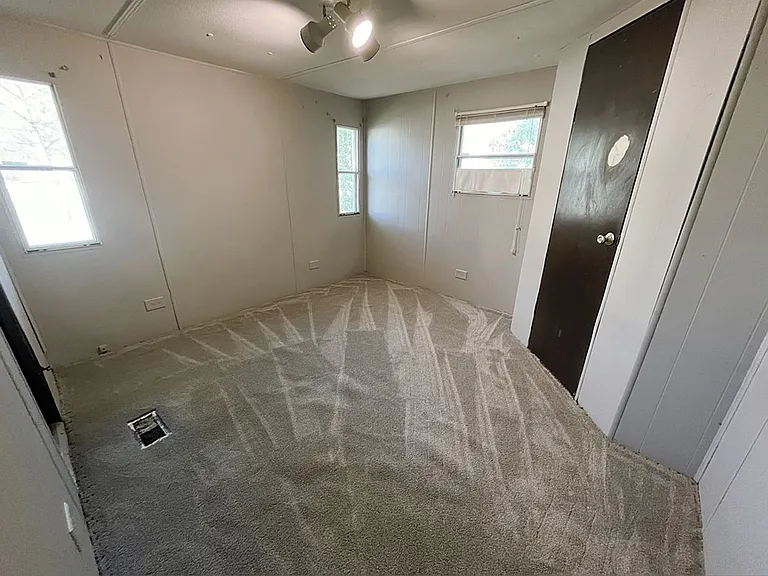 1360 E Commercial — Photo 5