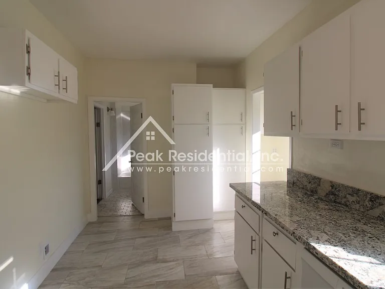 1042 Las Palmas Ave — Photo 12