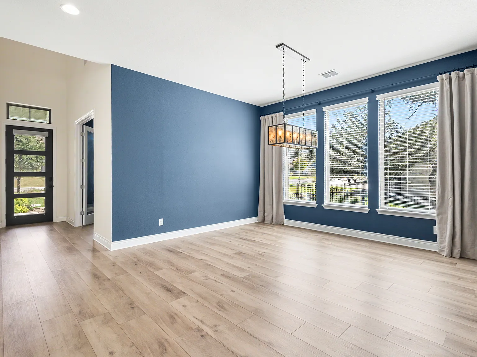 5 bed, 3660 sqft, $4,700 — Photo 2