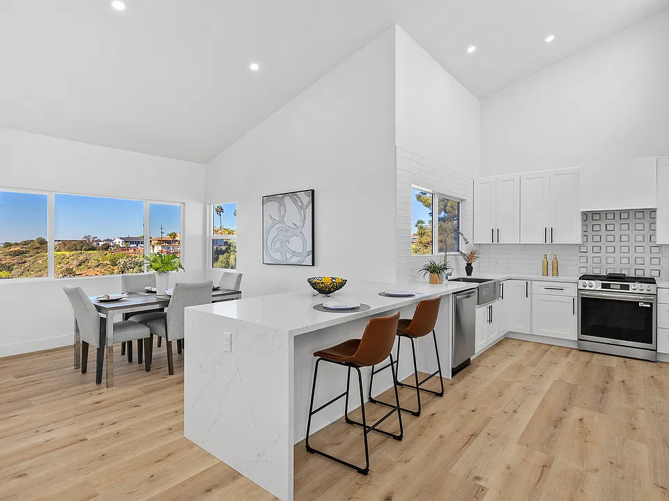 700 Selma Pl
