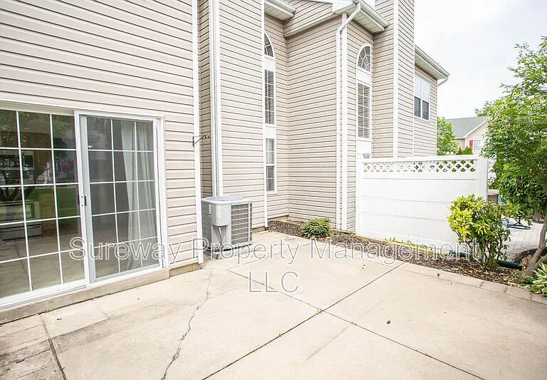 605 Doral Dr — Photo 36