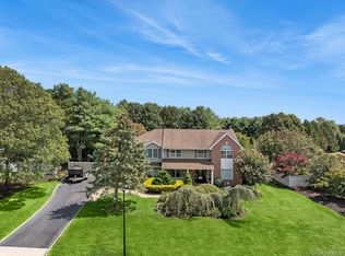 5 Windcrest Dr, Manorville, NY 11949
