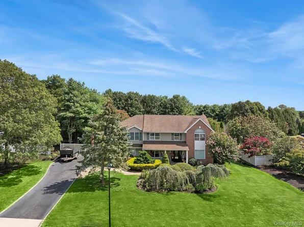 5 Windcrest Drive, Manorville, NY 11949