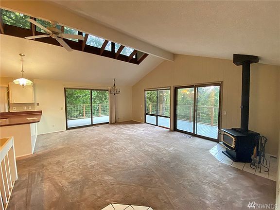 View from front door into the livingroom