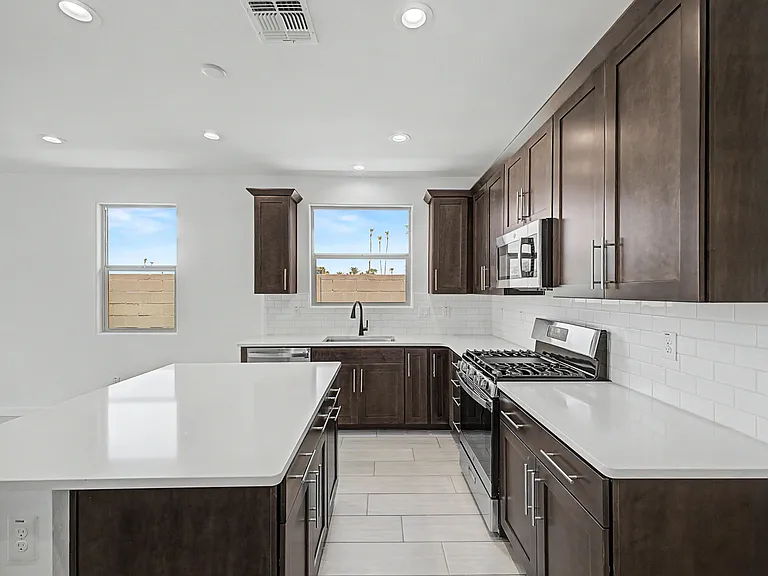 5330 W Harmont Dr — Photo 8