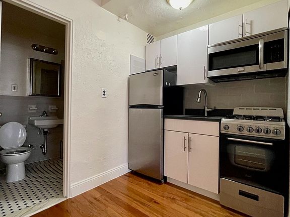 4th image of 319 W 13th St APT 4D