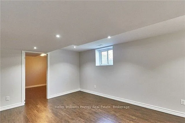 910 Grierson St #LOWER — Photo 10