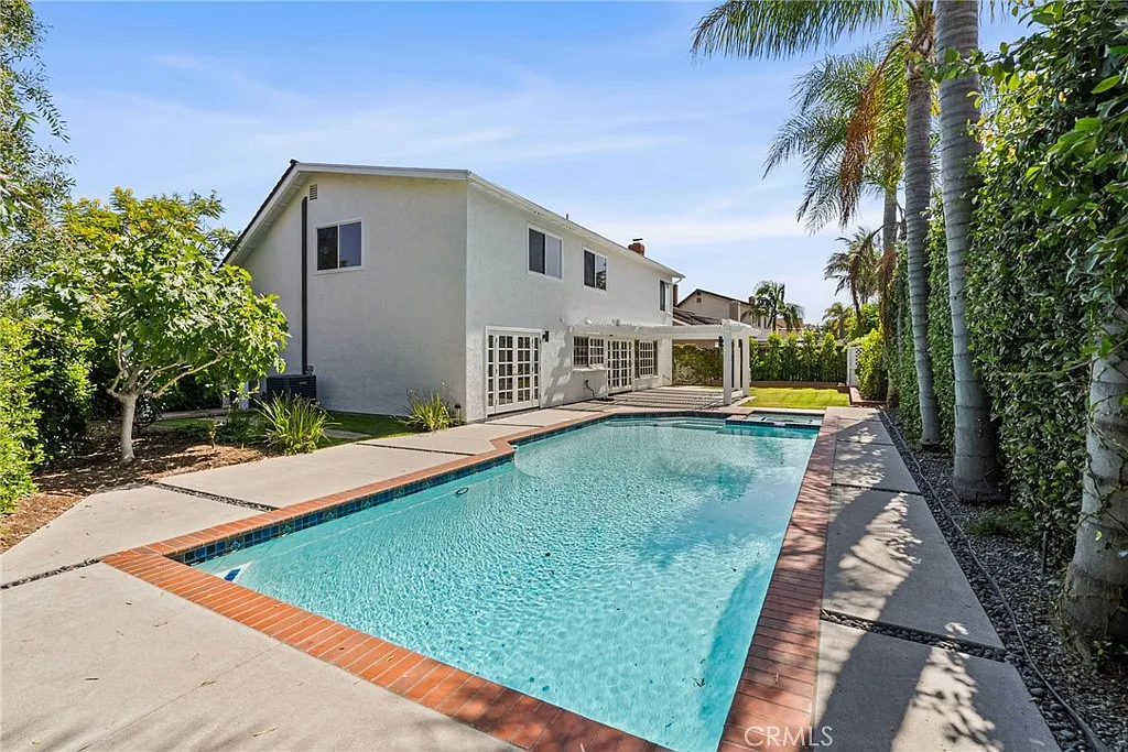 4 bed, 2.5 bath, 2300 sqft, $7,995 — Photo 3