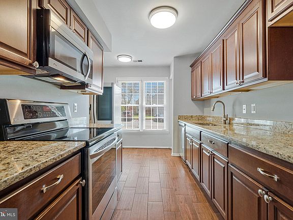 3rd image of 22303 Mayfield Sq