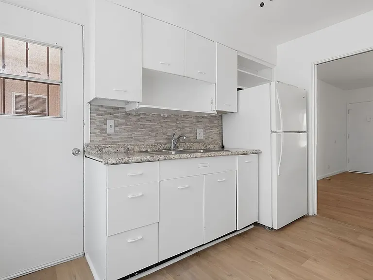 5642-5646 Laurel Canyon Blvd — Photo 15