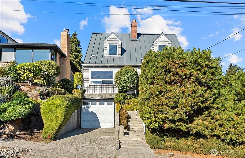 2nd image of 2620 W Lynn Street