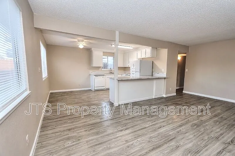 2 bed, 1.0 bath, 975 sqft, $1,795 — Photo 2