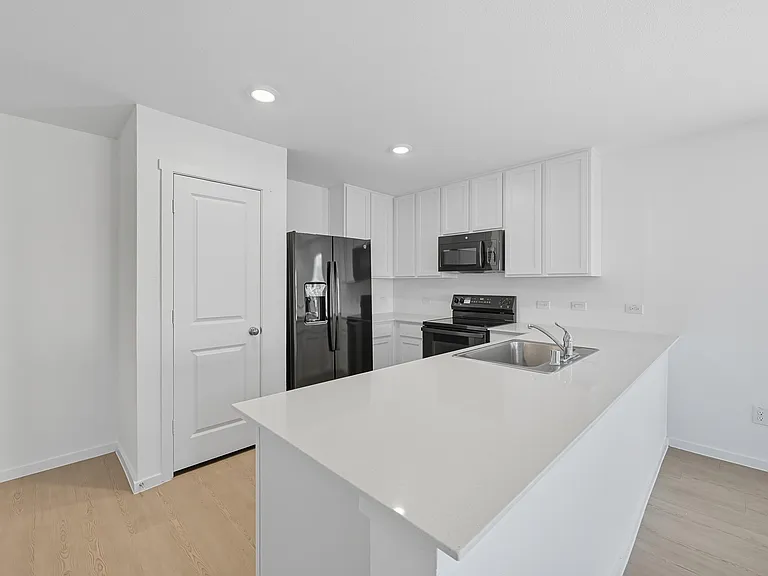 638 Montclaire Ave — Photo 6