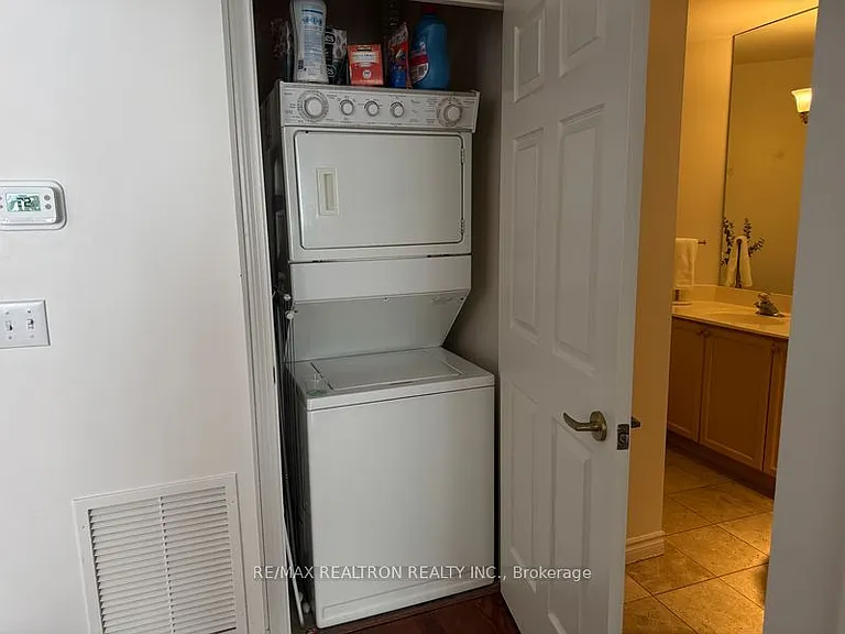 980 Yonge St #714 — Photo 11