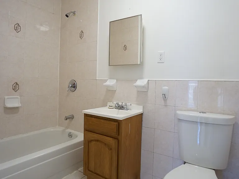 1305 Gates Ave #3 — Photo 8