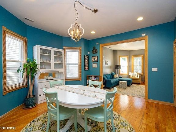 4th image of 2710 W Fletcher St #2