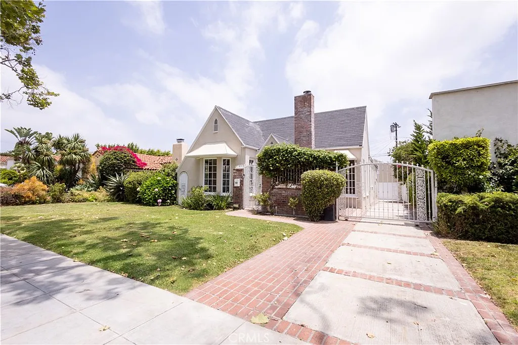4 bed, 2349 sqft, $9,500 — Photo 2