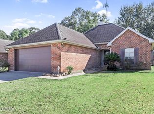 300 Quiet Meadows Cir, Youngsville, LA 70592