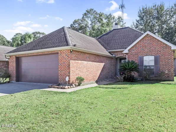 300 Quiet Meadows Cir, Youngsville, LA 70592