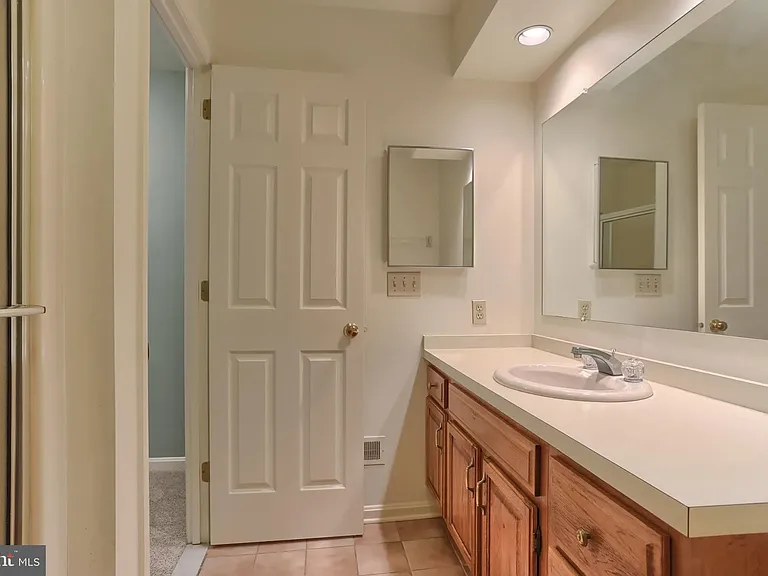 1127 Wicklow Ct — Photo 3