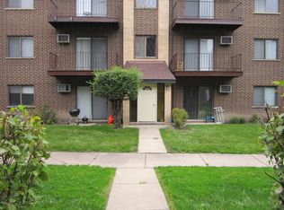 10425 Dearlove Rd, Glenview, IL 60025