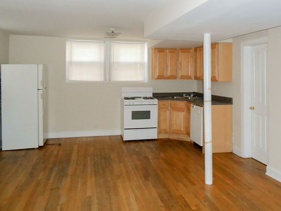 1st image of 851 W Cornelia Ave #G