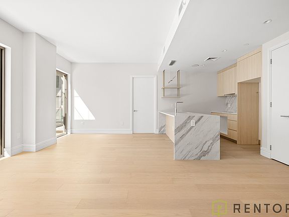 4th image of 960 Franklin Ave #227