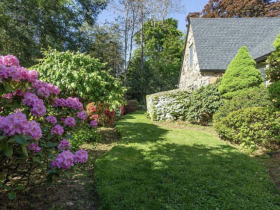 5th image of 19 Lily Pond Ln